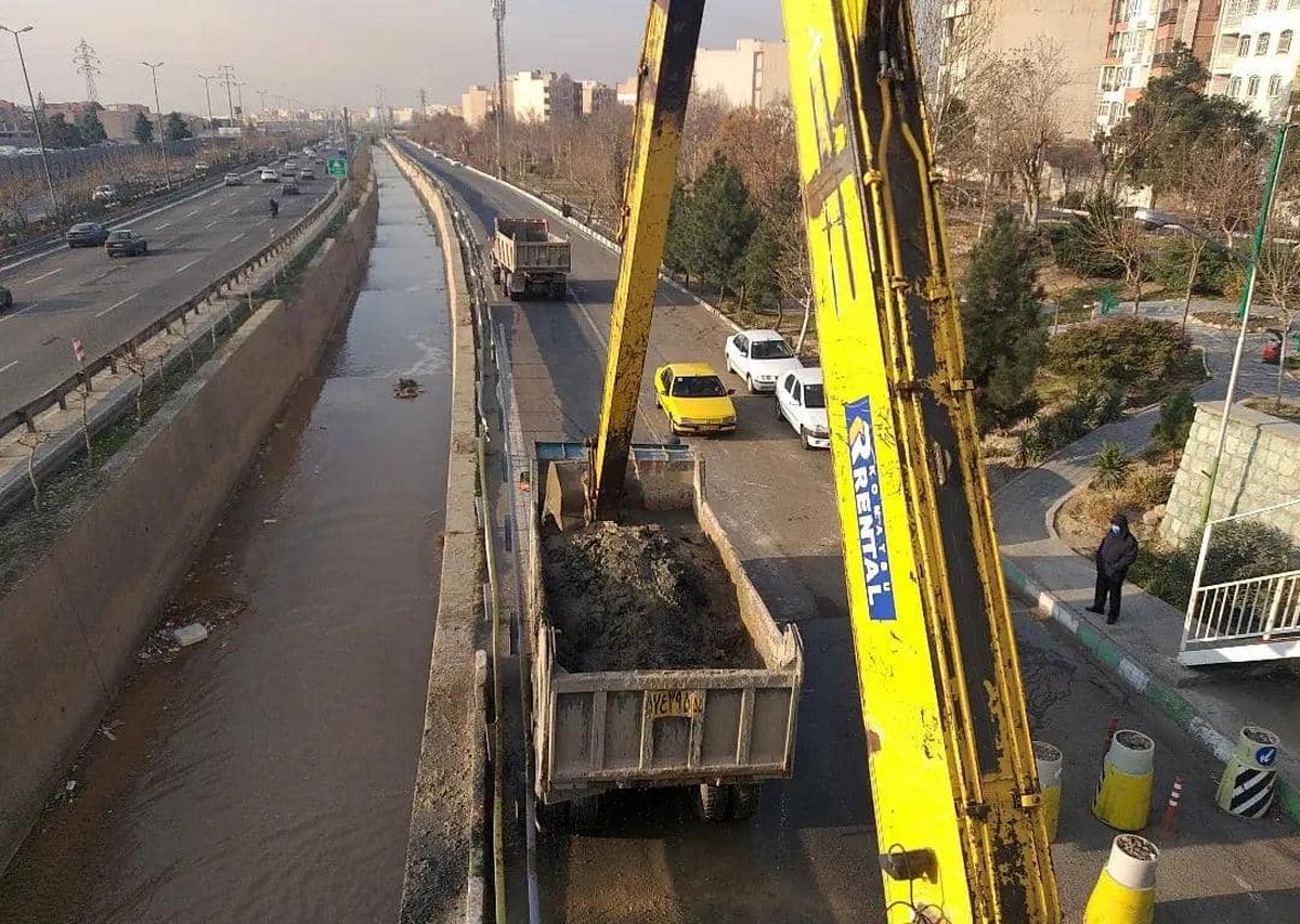 لایروبی و پاکسازی مستمر ۳ هزار و ۹۰۰ متر از مسیل های منطقه ۱۳