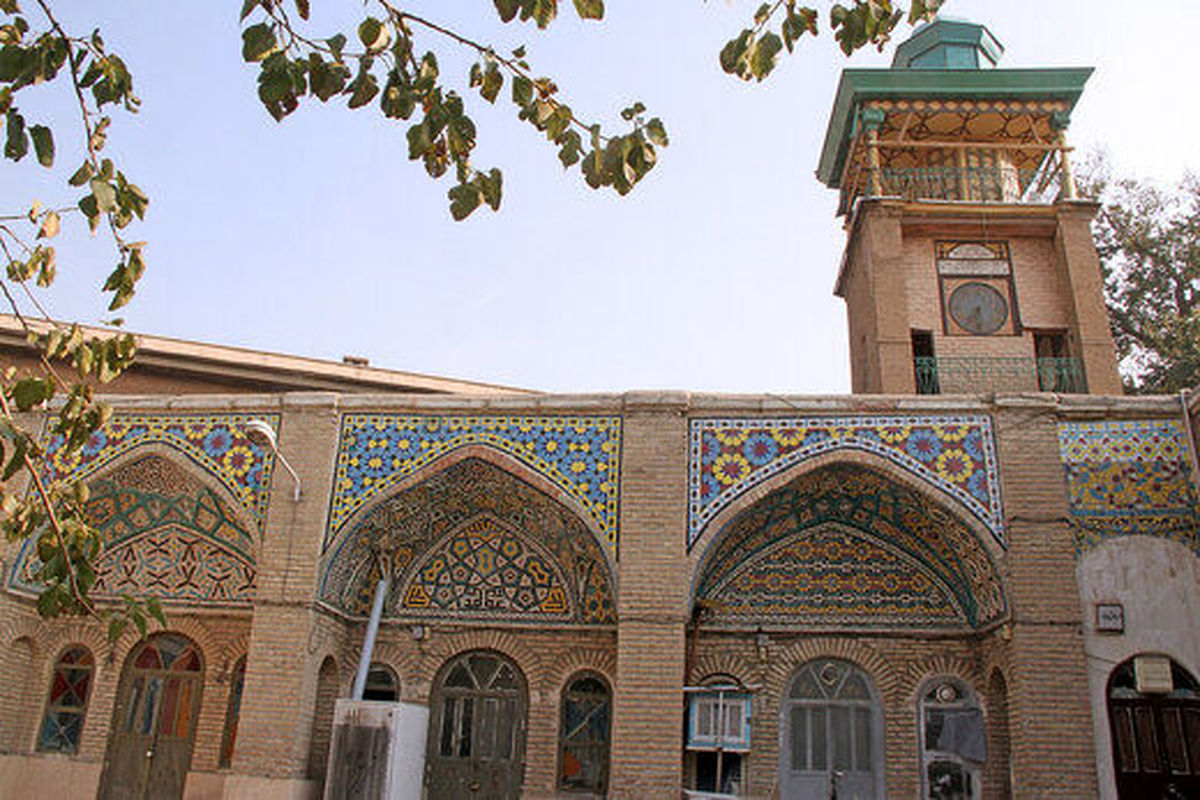 این مسجد بخاطر ساعت خاص و متفاوت خود در تهران معروف است!