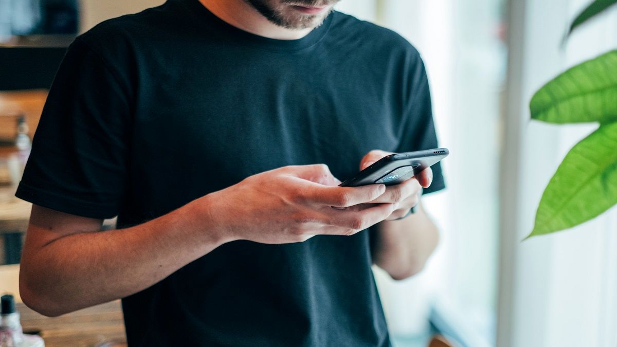موبایل با دستتان چه میکند؟