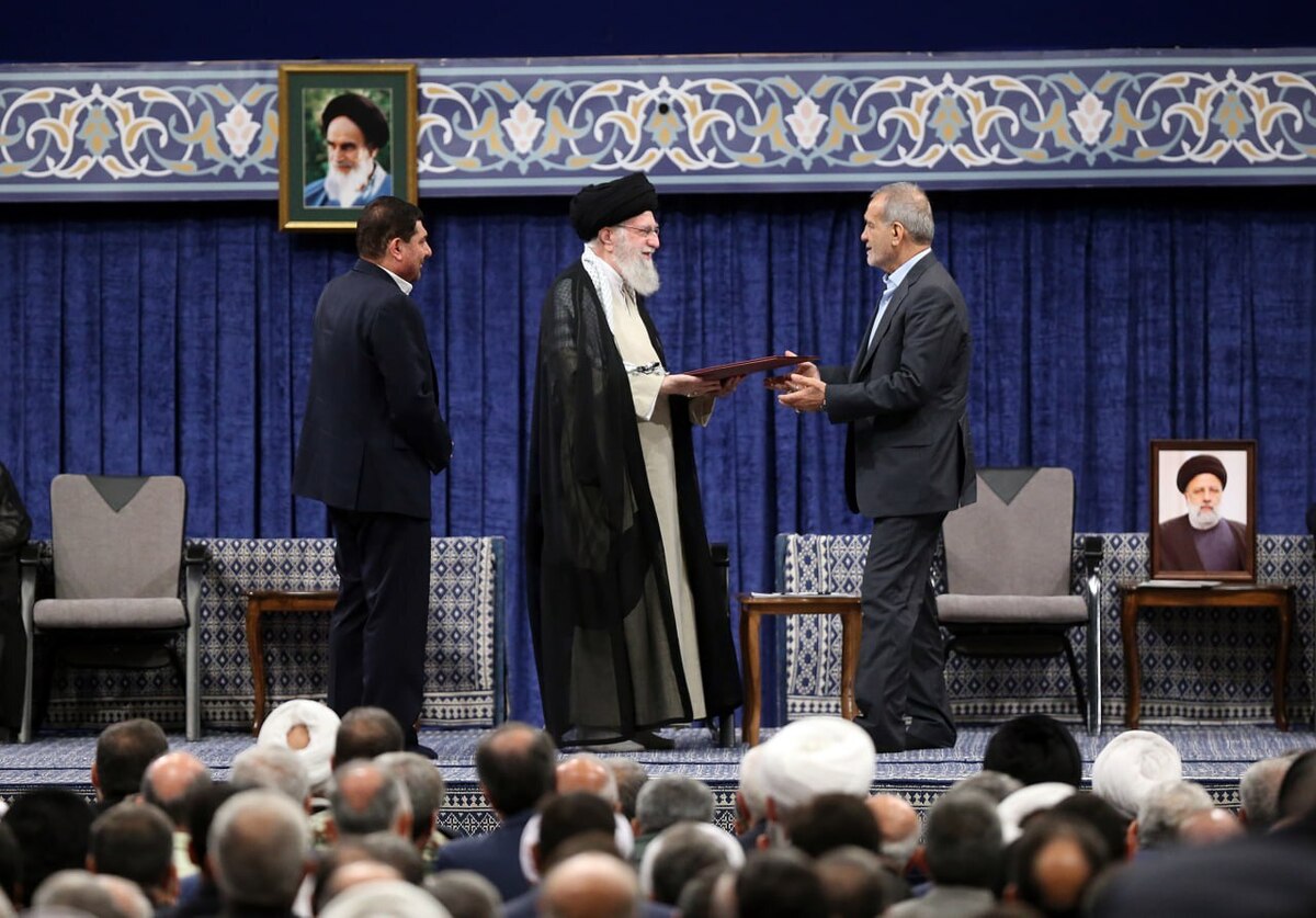 پزشکیان کار خود را به عنوان رئیس جمهور ایران آغاز کرد عارف و حاجی میرزایی با پزشکیان آمدند