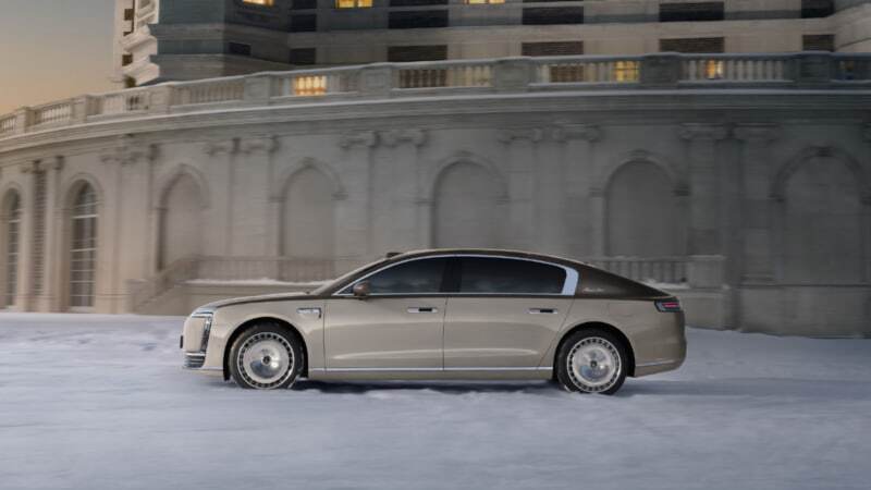 سدان انرژی نو ماکسترو اس800 از هواوی و JAC تا ژانویه 2026 عنوان پرفروش ترین سدان لوکس در چین را حفظ کرد. این خودرو در مجموع بیشتر از ب ام و سری7 و مرسدس بنز اس کلاس فروش داشته است./