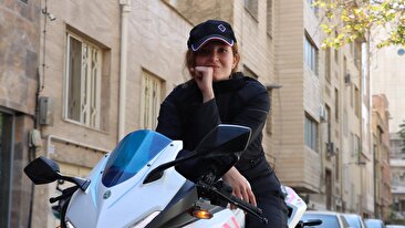 شکیبا ؛ دختری موتورسوار پشت فرمان آزادی / او سال‌ها خودش را مرد جا می‌زد تا فقط بتواند موتورسواری کند / با دختری جسور در تهران آشنا شوید (فیلم)